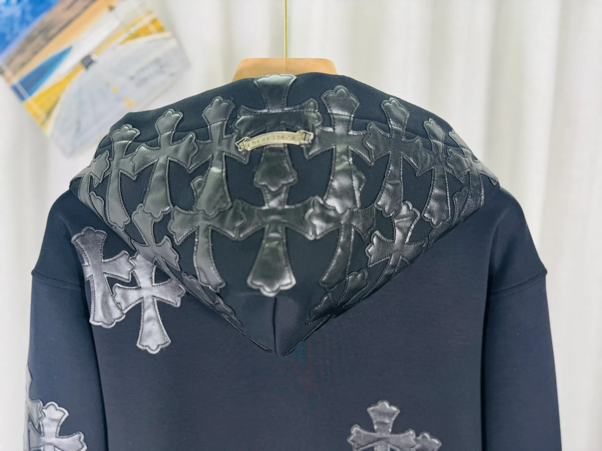 P380 top version, real shot without P, ​​different from market currency) 𝗖𝗵𝗿𝗼𝗺𝗲 𝗛𝗲𝗮𝗿𝘁𝘀/Cro Heart 2025 washed and burned flower patch embroidered autumn and winter new original single counter American patchwork 3D three-dimensional couple casual cardigan plus velvet sweatshirt 👑The highest version! Customized fabric 480g tripe terry fabric! American acid-washed and distressed original fabric, laser burning + patch embroidery, exquisite embroidery of letters! The best-selling model in the counter, very comfortable to wear. Accessories: original molded and authenticated collar label➕100% silk wash label. Genuine purchase-grade original hangtag➕matching hanging rope➕3D hanging beads➕original packaging bag. Craftsmanship: The original version has consistent wiring! The highest version of the armhole matching technique! Color: Black Size: S M L XL Style No.: 609